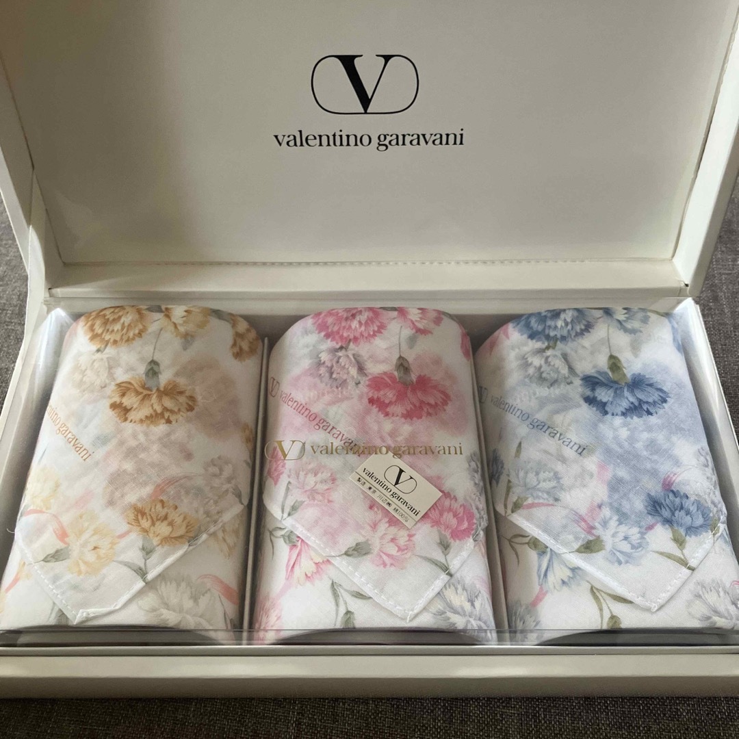 valentino garavani(ヴァレンティノガラヴァーニ)のヴァレンティノ 薄手ハンカチ 3枚セット レディースのファッション小物(ハンカチ)の商品写真