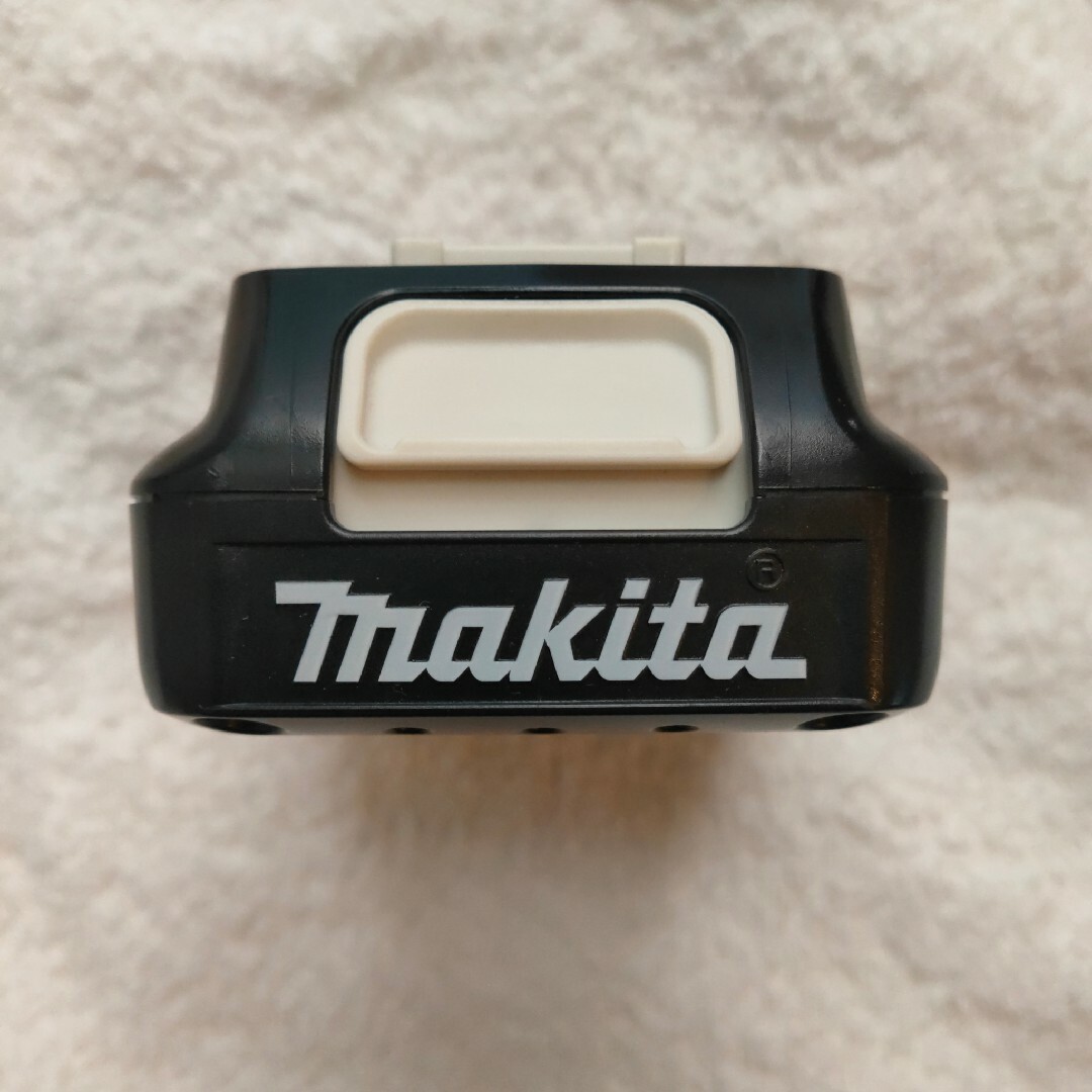 Makita(マキタ)のマキタ純正バッテリーBL1015ジャンク品 スマホ/家電/カメラのスマートフォン/携帯電話(バッテリー/充電器)の商品写真