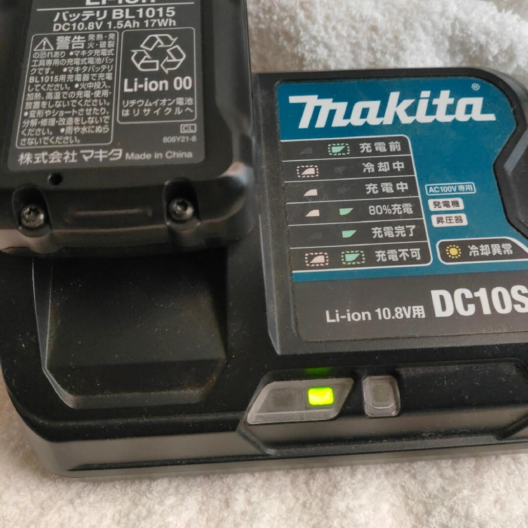 Makita(マキタ)のマキタ純正バッテリーBL1015ジャンク品 スマホ/家電/カメラのスマートフォン/携帯電話(バッテリー/充電器)の商品写真