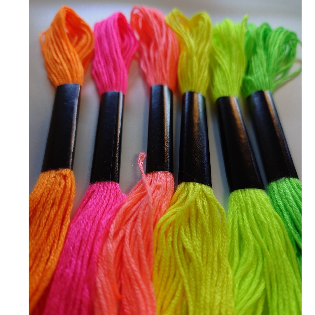 刺繍糸　蛍光色 ネオンカラー  6色セット エンタメ/ホビーのアート用品(その他)の商品写真