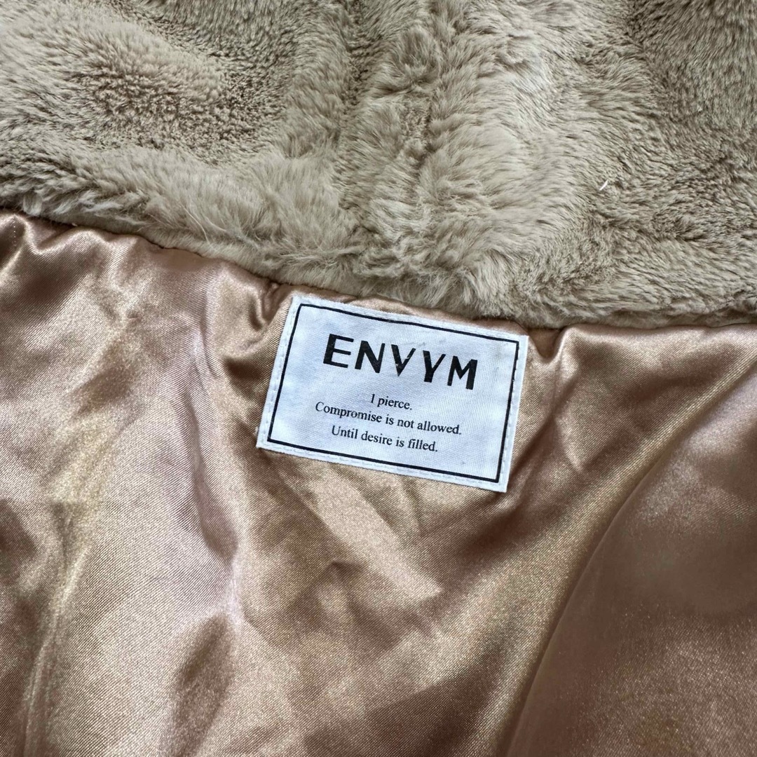 ENVYM(アンビー)のアンビー ENVYM フーディーファーコート 毛皮 ベージュ フリー レディースのジャケット/アウター(毛皮/ファーコート)の商品写真