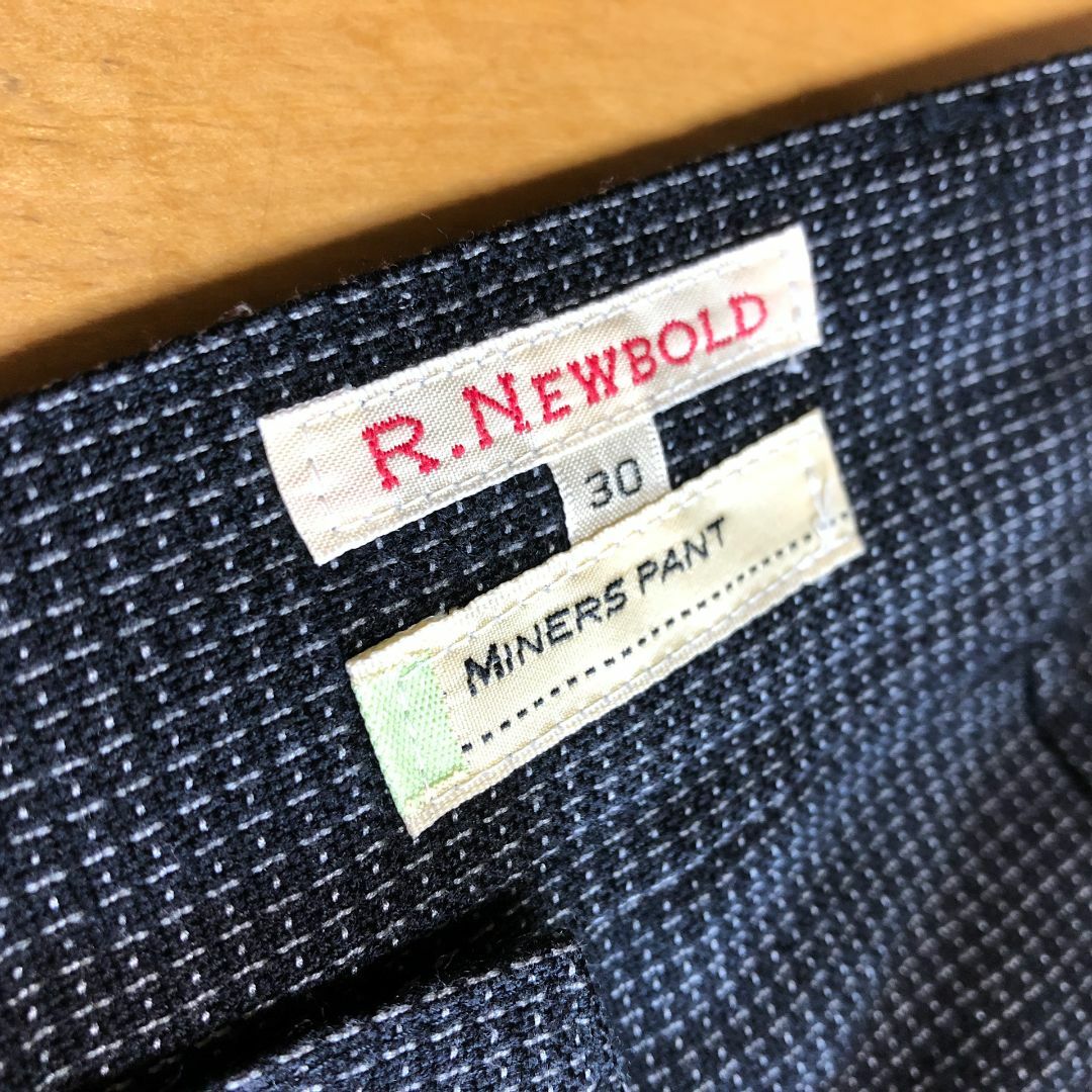 R.NEWBOLD(アールニューボールド)のアール・ニューボールド　スラックス　黒　織柄　シンプル　スタイリッシュ メンズのパンツ(ワークパンツ/カーゴパンツ)の商品写真