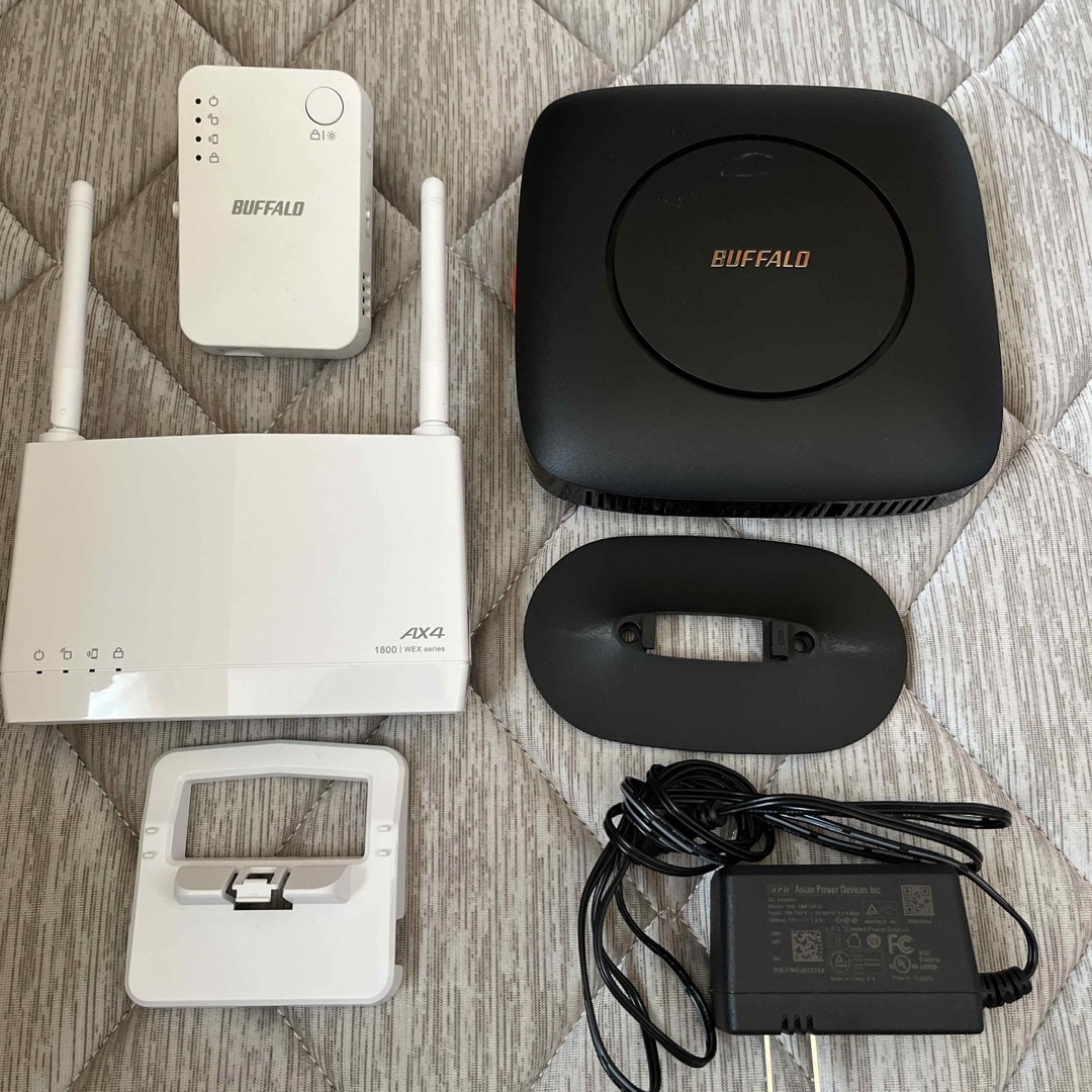 Buffalo(バッファロー)のWi-Fi6 ルーター ➕ 中継機 2台セット WSR-3200AX4S 他 スマホ/家電/カメラのPC/タブレット(PC周辺機器)の商品写真