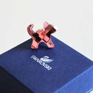 スワロフスキー(SWAROVSKI)の【美品】スワロフスキー ネコクリスタルブローチ(ブローチ/コサージュ)