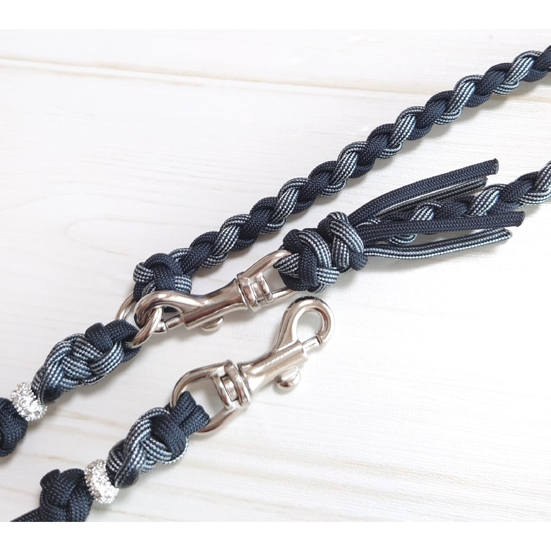 パラコードリード✪カフェリード　持ち手丸四つ編み　ブラック×Sチャコールグレー ハンドメイドのペット(リード/首輪)の商品写真