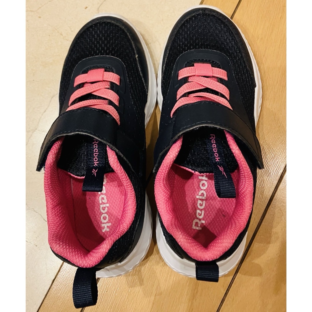 Reebok(リーボック)のリーボック スニーカー 17cm 黒・ピンク キッズ/ベビー/マタニティのキッズ靴/シューズ(15cm~)(スニーカー)の商品写真