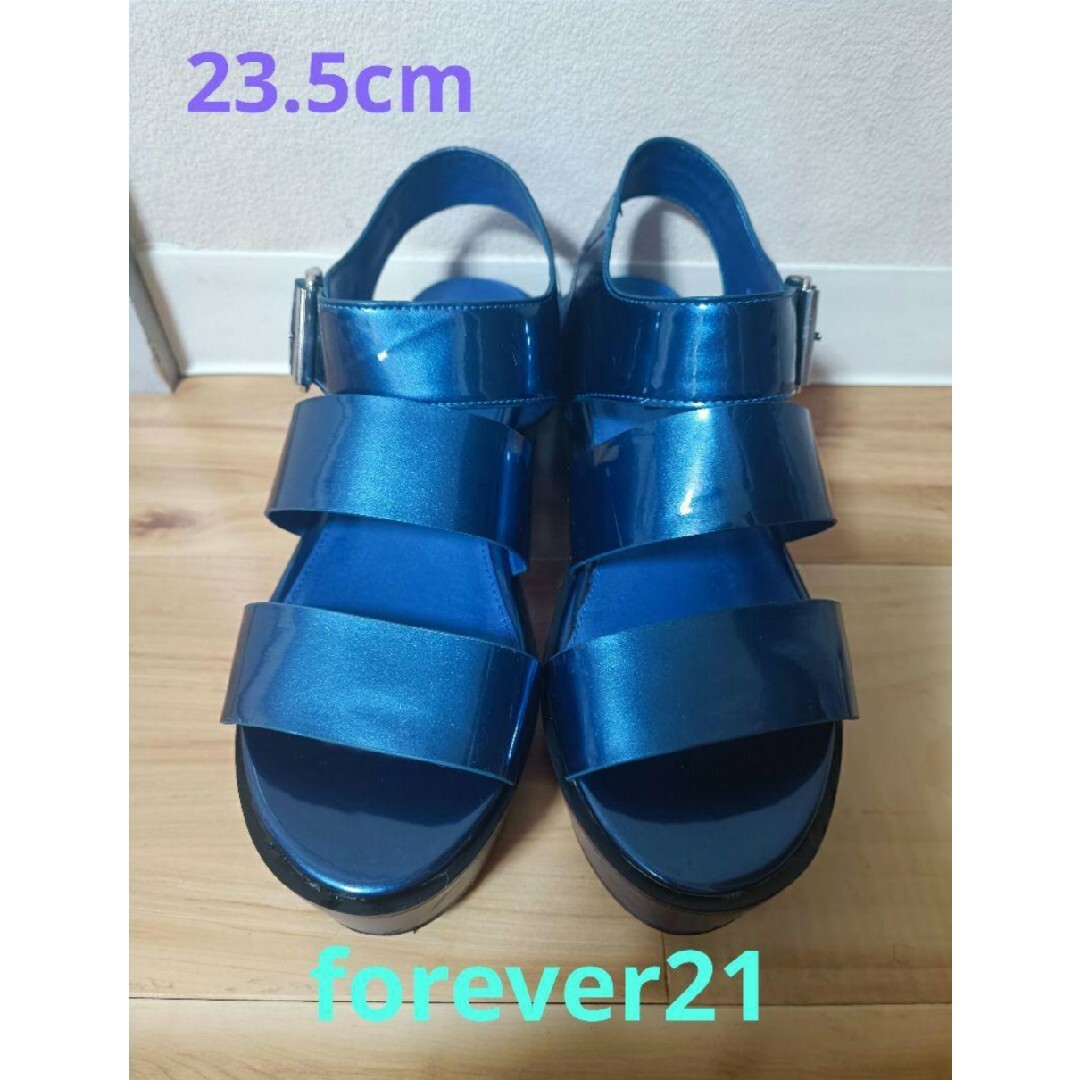 FOREVER 21(フォーエバートゥエンティーワン)のforever21 ブルー 23.5cm 厚底 エナメル カジュアル サンダル レディースの靴/シューズ(サンダル)の商品写真