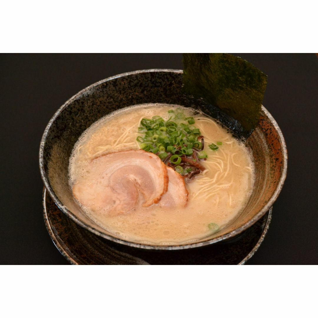 New　九州仕立て 即席ラーメン とんこつ味 液体スープ付きコクのあるスープ絶品 食品/飲料/酒の食品(麺類)の商品写真