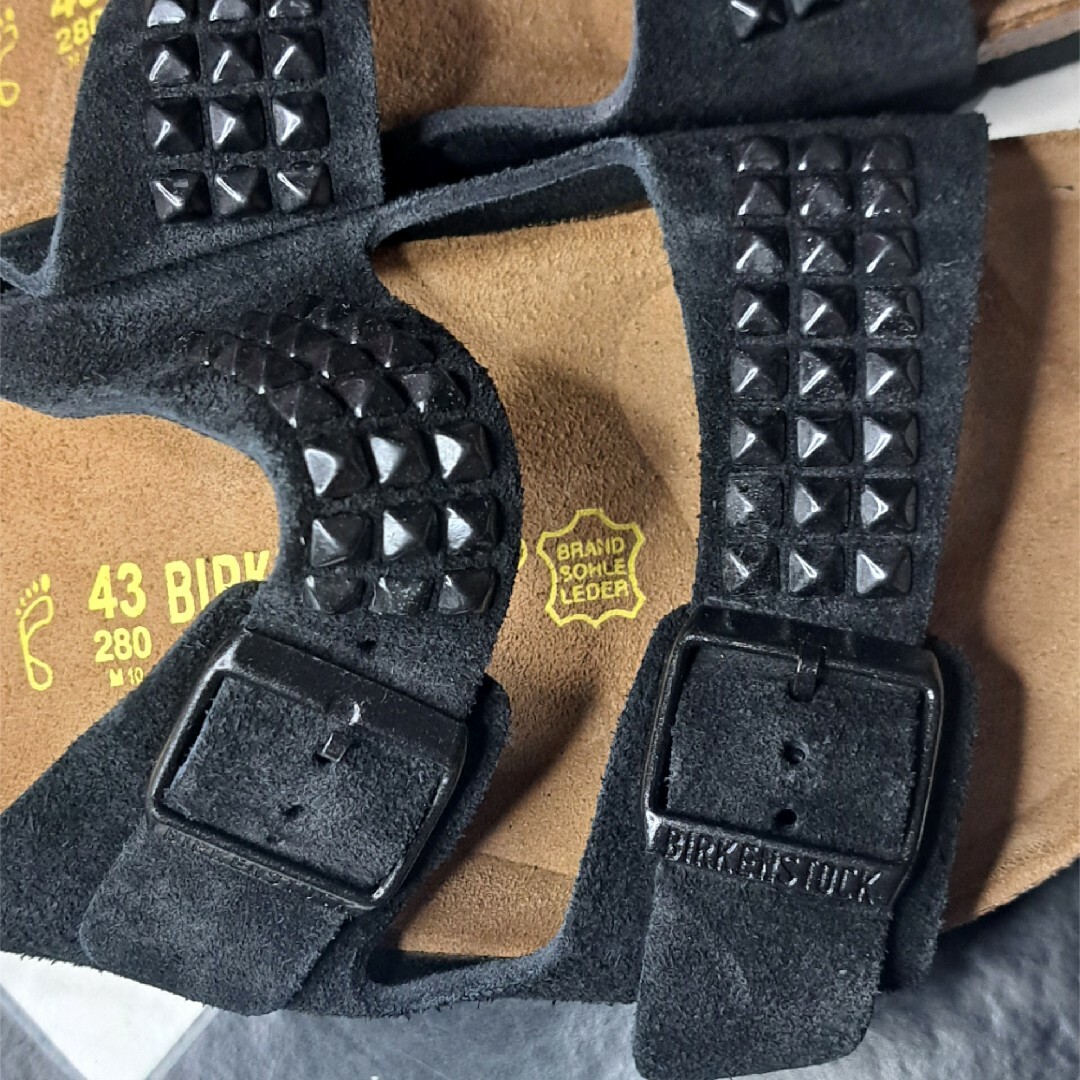 BIRKENSTOCK(ビルケンシュトック)の新品　ビルケンシュトック　ピラミッドスタッズ　アリゾナ　スエード　サンダル　43 メンズの靴/シューズ(サンダル)の商品写真