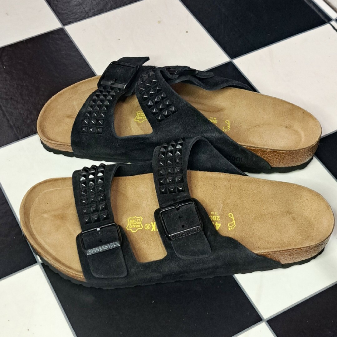 BIRKENSTOCK(ビルケンシュトック)の新品　ビルケンシュトック　ピラミッドスタッズ　アリゾナ　スエード　サンダル　43 メンズの靴/シューズ(サンダル)の商品写真