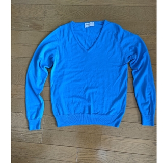 JOHN SMEDLEYのブルーVネックセーター