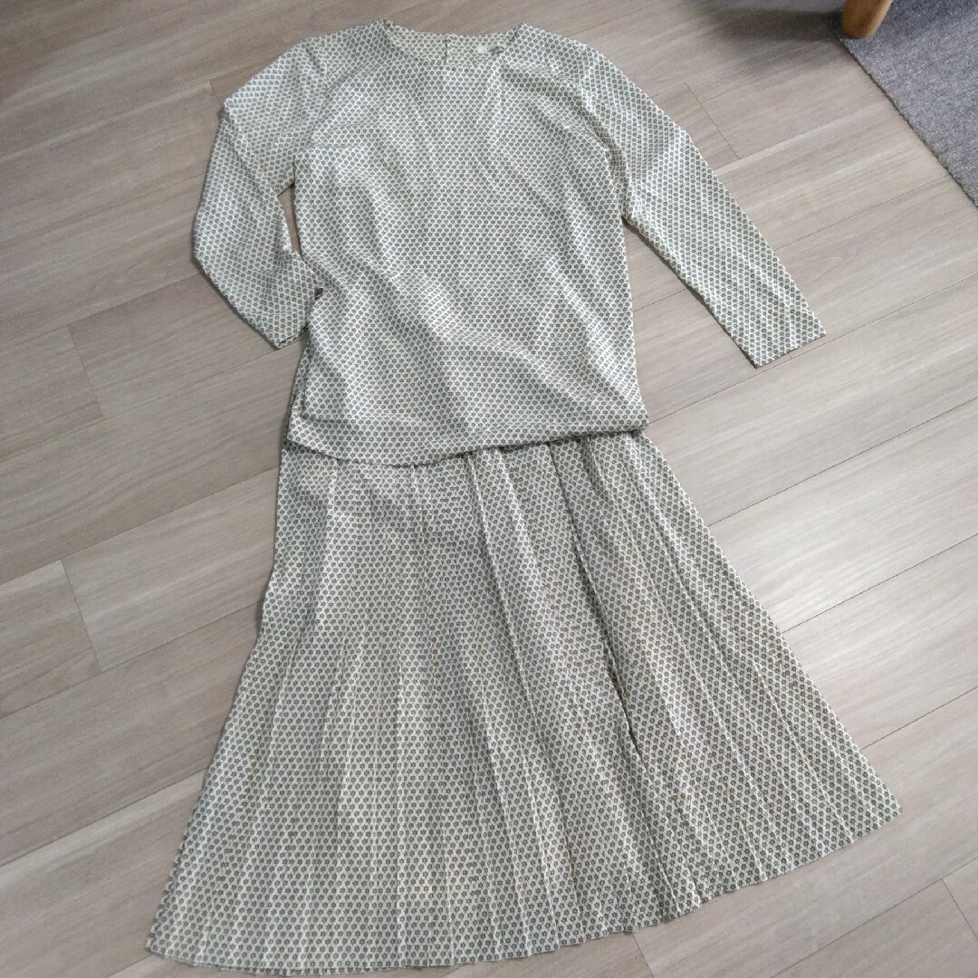 ワールド セットアップ 丸首ブラウス＆プリーツスカート レディースのフォーマル/ドレス(スーツ)の商品写真