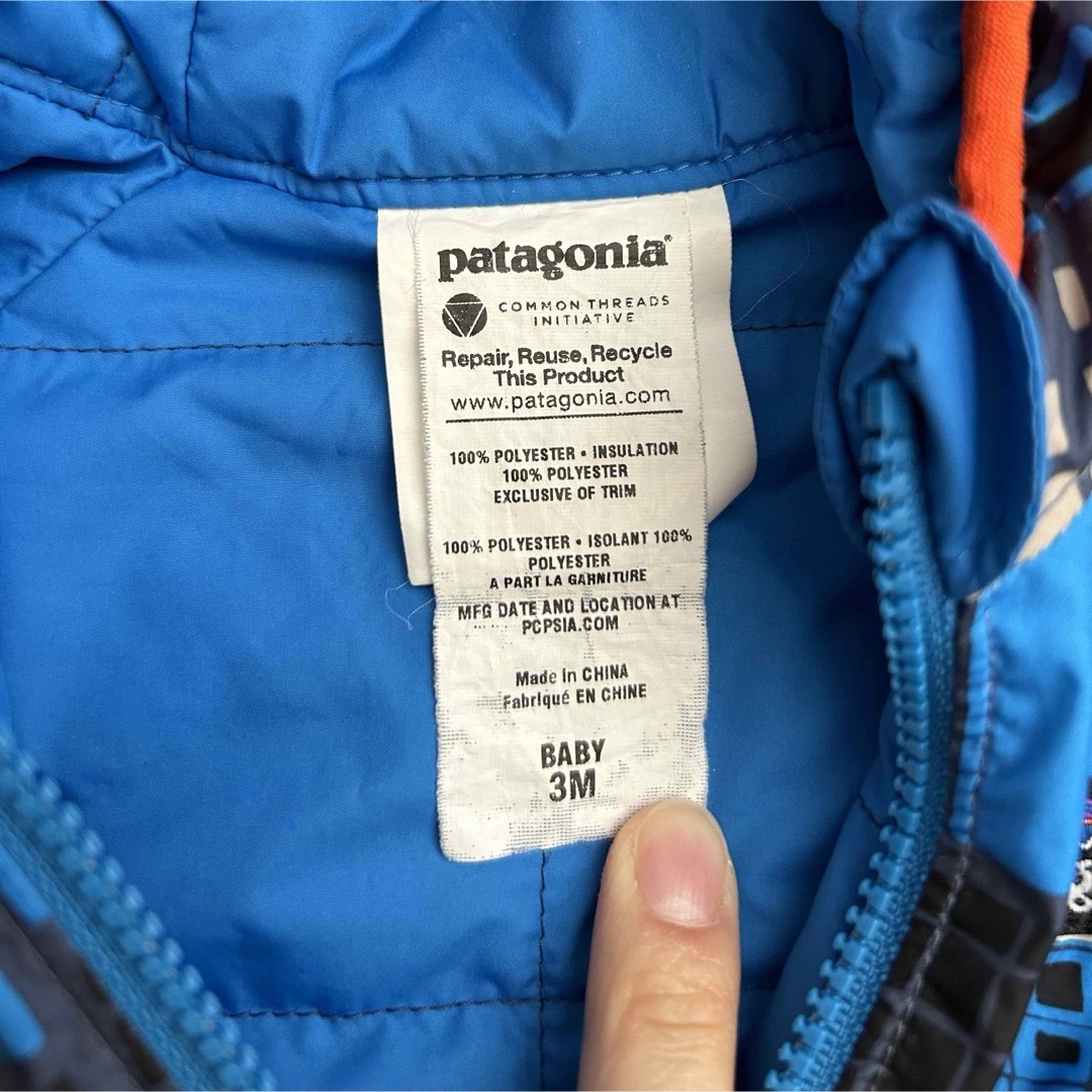 patagonia(パタゴニア)のpatagonia ベビー・リバーシブル・ダウン・セーター・フーディ キッズ/ベビー/マタニティのベビー服(~85cm)(ジャケット/コート)の商品写真