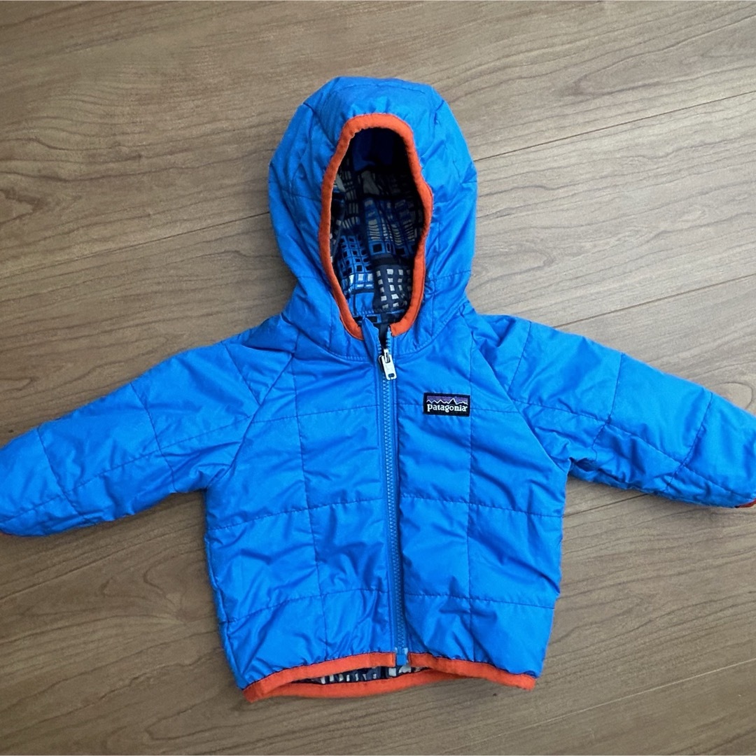 patagonia(パタゴニア)のpatagonia ベビー・リバーシブル・ダウン・セーター・フーディ キッズ/ベビー/マタニティのベビー服(~85cm)(ジャケット/コート)の商品写真