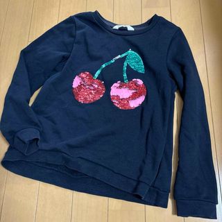 エイチアンドエム(H&M)のH&M 紺色のスパンコール付きトップス　122/128 スウェット　サクランボ(Tシャツ/カットソー)