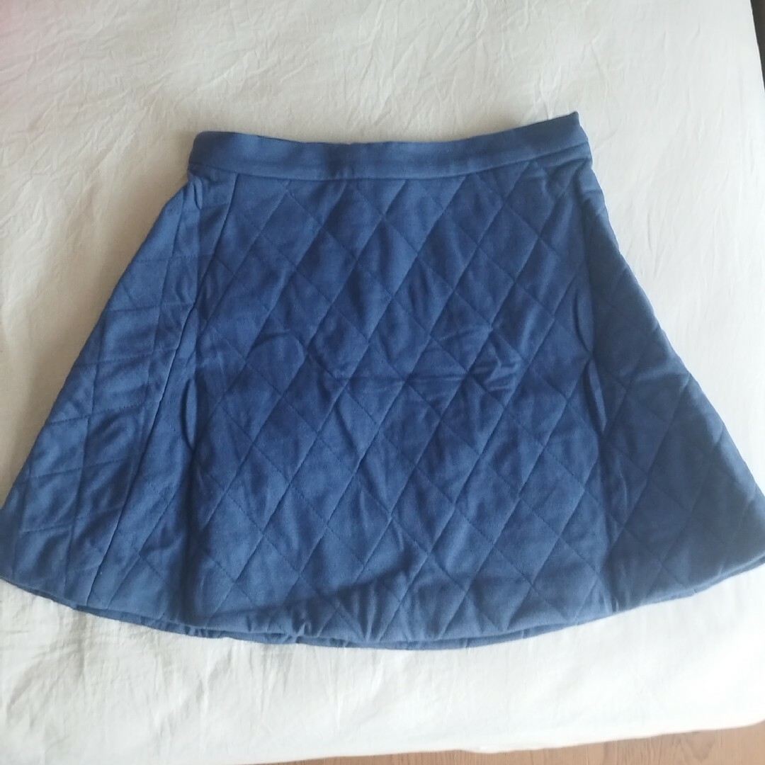 くすみブルー　キルティング　ミニフレアスカート レディースのスカート(ミニスカート)の商品写真