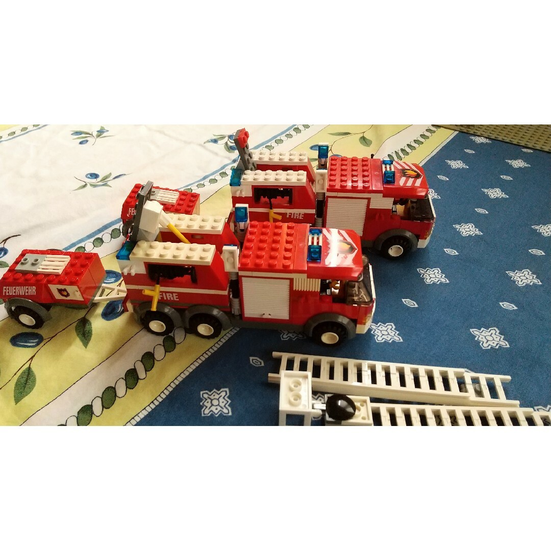 Lego(レゴ)のレゴまとめ売り シティシリーズ 警察署 消防署 ボーイング飛行機 パネル2枚 エンタメ/ホビーのおもちゃ/ぬいぐるみ(模型/プラモデル)の商品写真