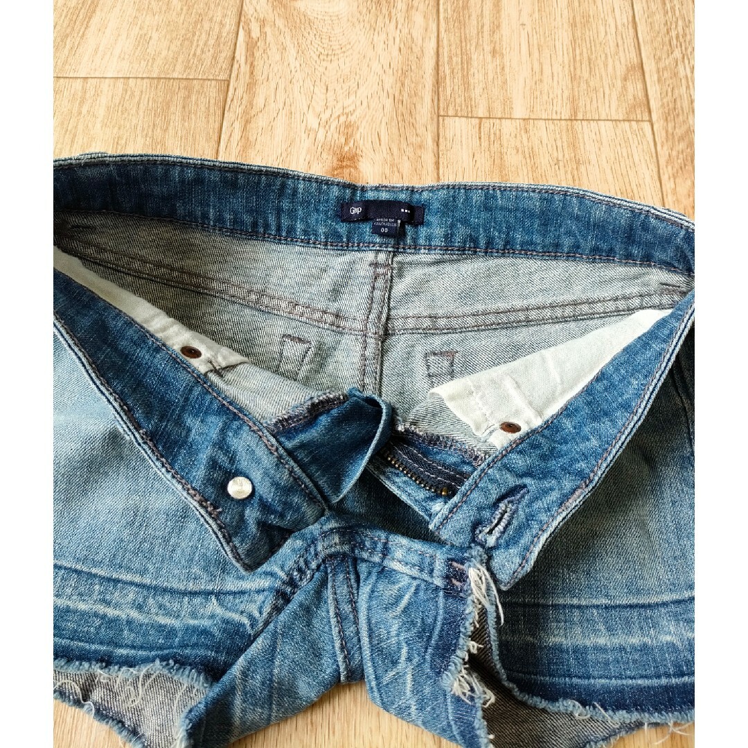 GAP(ギャップ)のGap 裾切りっぱなしデニムショートパンツ レディースのパンツ(ショートパンツ)の商品写真