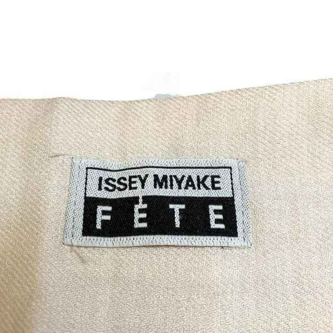 ISSEY MIYAKE(イッセイミヤケ)のイッセイミヤケ FETE パンツ ボトムス 薄手 無地 2 ベージュ IBS91 レディースのパンツ(その他)の商品写真