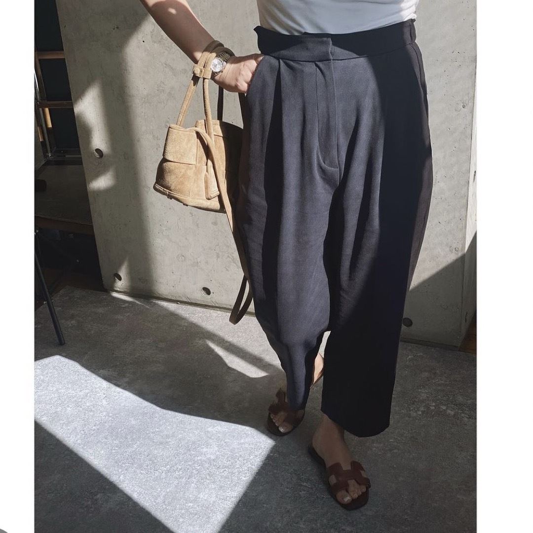 Ron Herman(ロンハーマン)のT.japan tuck wide trousers 36 ネイビー　新品 レディースのパンツ(カジュアルパンツ)の商品写真