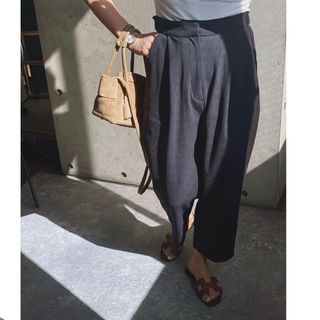 ロンハーマン(Ron Herman)のT.japan tuck wide trousers 36 ネイビー　新品(カジュアルパンツ)