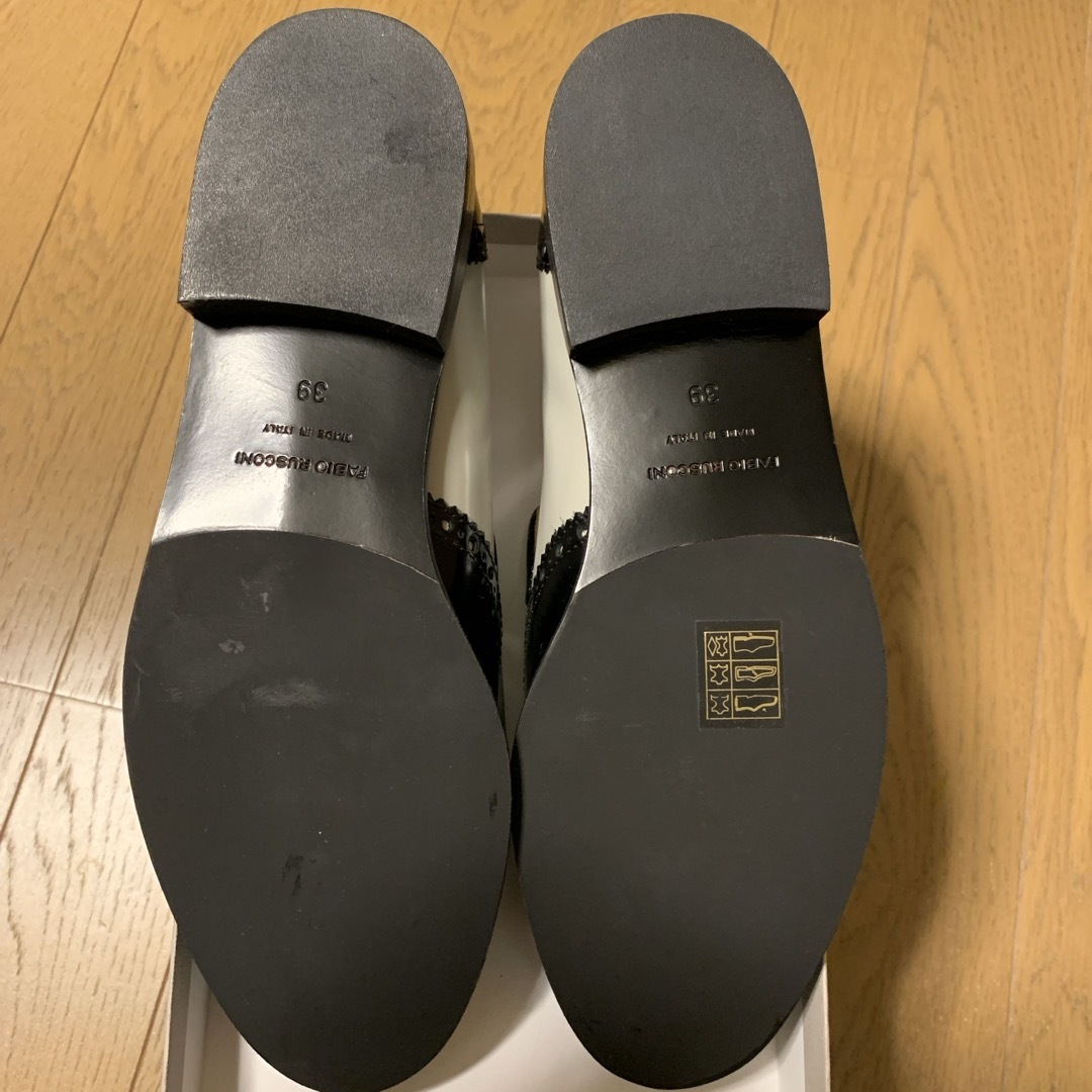 FABIO RUSCONI(ファビオルスコーニ)のファビオルスコーニ　ガラスレザー　メダリオントゥ　ウィングキルト　バイカラーズ レディースの靴/シューズ(ローファー/革靴)の商品写真