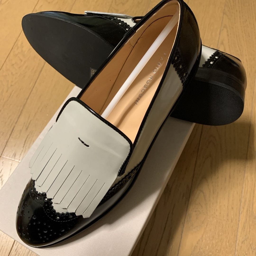 FABIO RUSCONI(ファビオルスコーニ)のファビオルスコーニ　ガラスレザー　メダリオントゥ　ウィングキルト　バイカラーズ レディースの靴/シューズ(ローファー/革靴)の商品写真