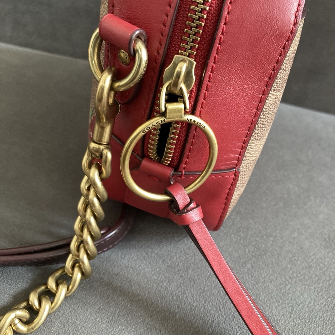 COACH(コーチ)のcoach コーチ　ショルダーバッグ　ブラウン　レッド　アップル　りんご　リンゴ レディースのバッグ(ショルダーバッグ)の商品写真