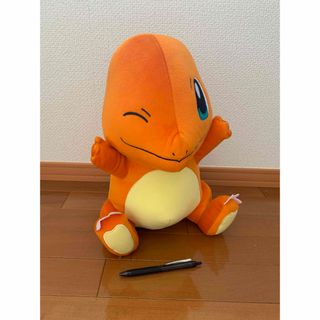 ポケモン(ポケモン)の【新品】ヒトカゲ(ウインク)  めちゃでかぬいぐるみ(ぬいぐるみ)