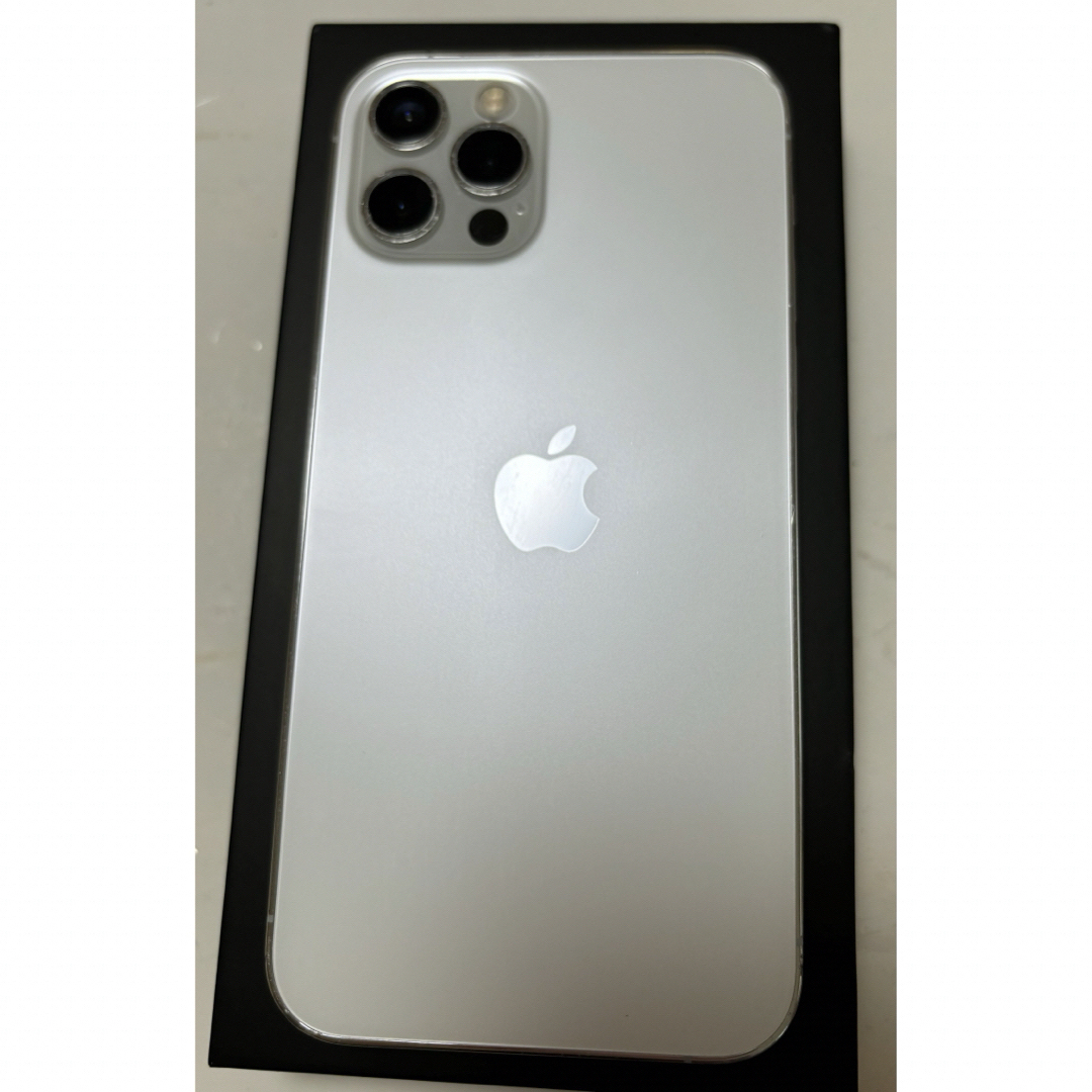 iPhone(アイフォーン)のiPhone12pro シルバー　256GB スマホ/家電/カメラのスマートフォン/携帯電話(スマートフォン本体)の商品写真