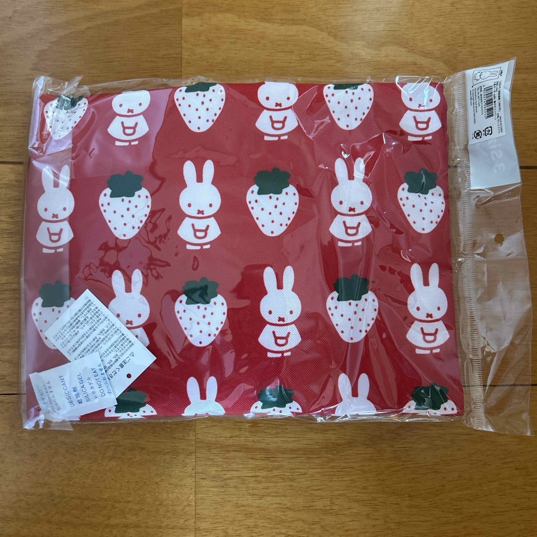 miffy(ミッフィー)のミッフィーいちごの3連ポーチ エンタメ/ホビーのおもちゃ/ぬいぐるみ(キャラクターグッズ)の商品写真