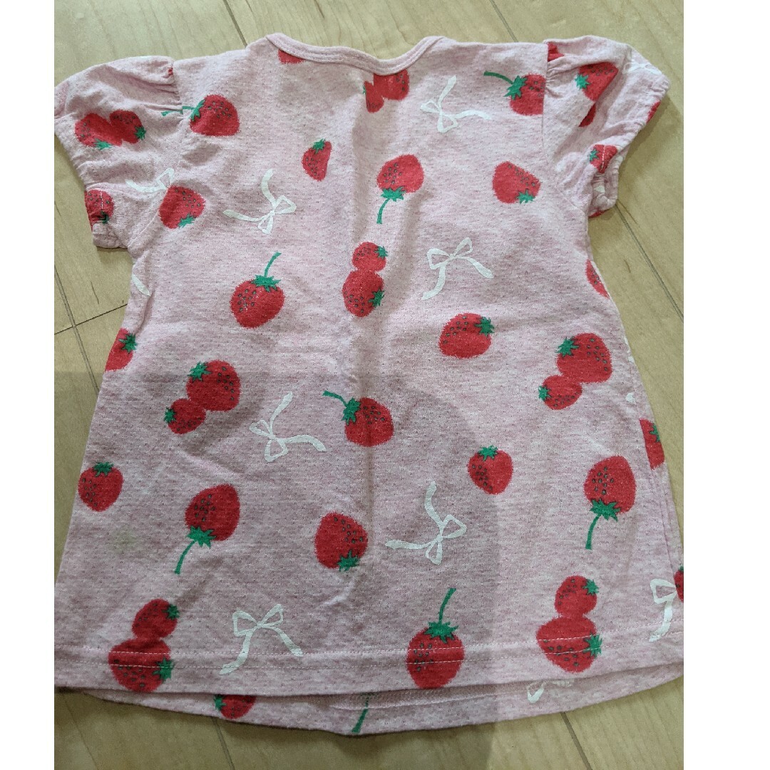 西松屋(ニシマツヤ)の１００サイズ　いちごTシャツ キッズ/ベビー/マタニティのキッズ服女の子用(90cm~)(Tシャツ/カットソー)の商品写真
