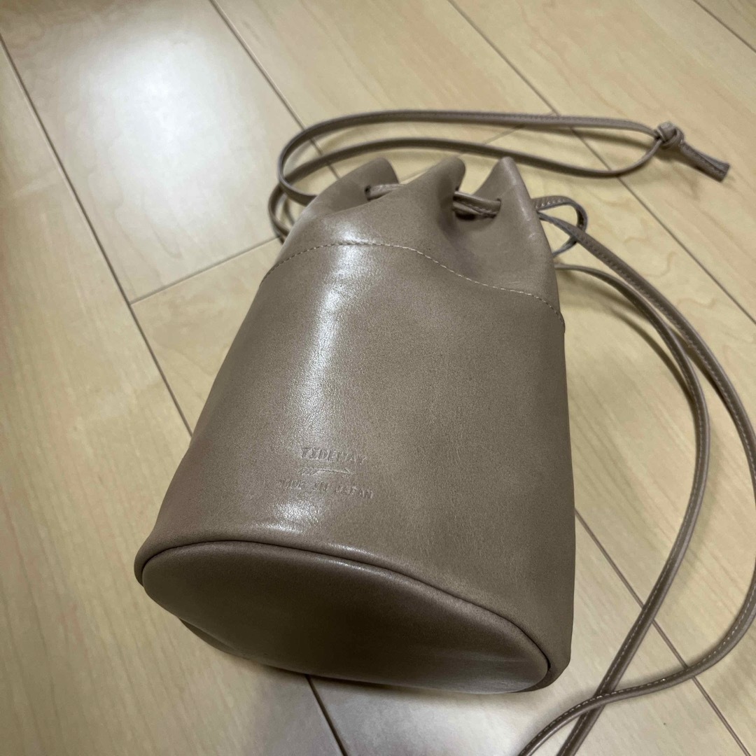 TIDEWAY(タイドウェイ)のTIDEWAY LIGHT LEATHER 巾着 BAG レディースのバッグ(ショルダーバッグ)の商品写真