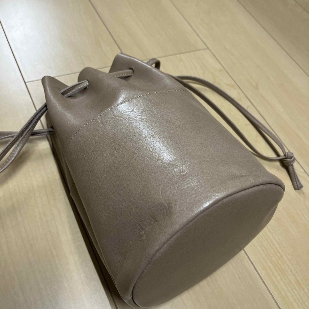 TIDEWAY(タイドウェイ)のTIDEWAY LIGHT LEATHER 巾着 BAG レディースのバッグ(ショルダーバッグ)の商品写真