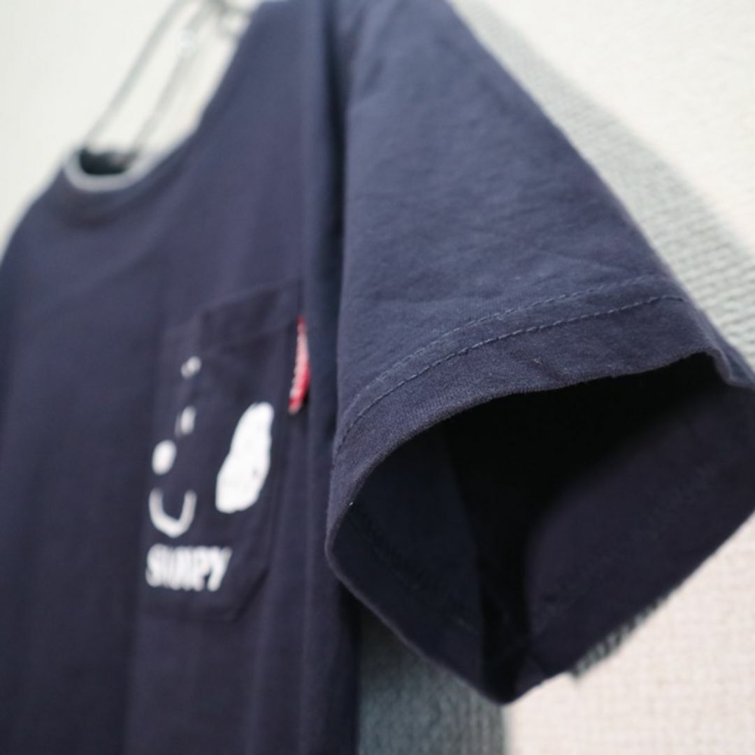 SNOOPY(スヌーピー)のPEANUTS  スヌーピー　ポケットデザインTシャツ　紺　ユニセックス メンズのトップス(Tシャツ/カットソー(半袖/袖なし))の商品写真