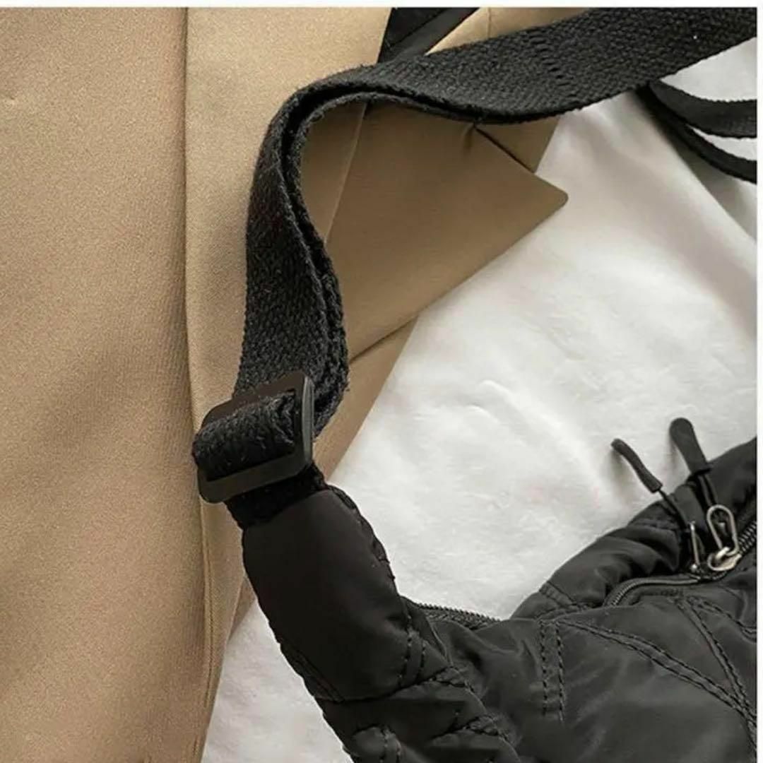 ショルダーバッグ　黒　キルティング 斜めがけ　ナイロン　韓国　肩掛け　大容量 レディースのバッグ(ショルダーバッグ)の商品写真