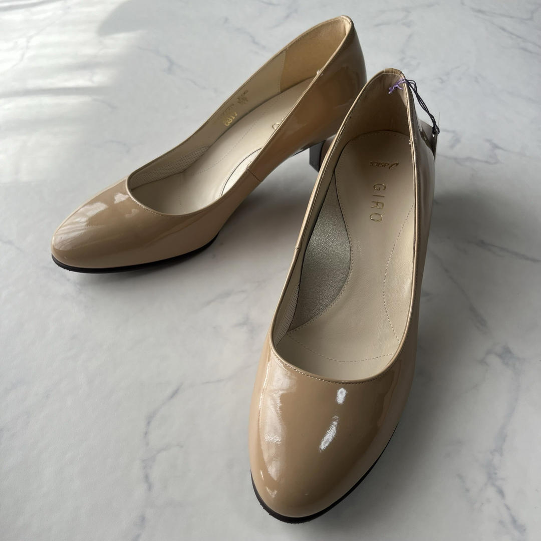 【新品】asics GIRO エナメルレザー パンプス 24.5cm 2E レディースの靴/シューズ(ハイヒール/パンプス)の商品写真