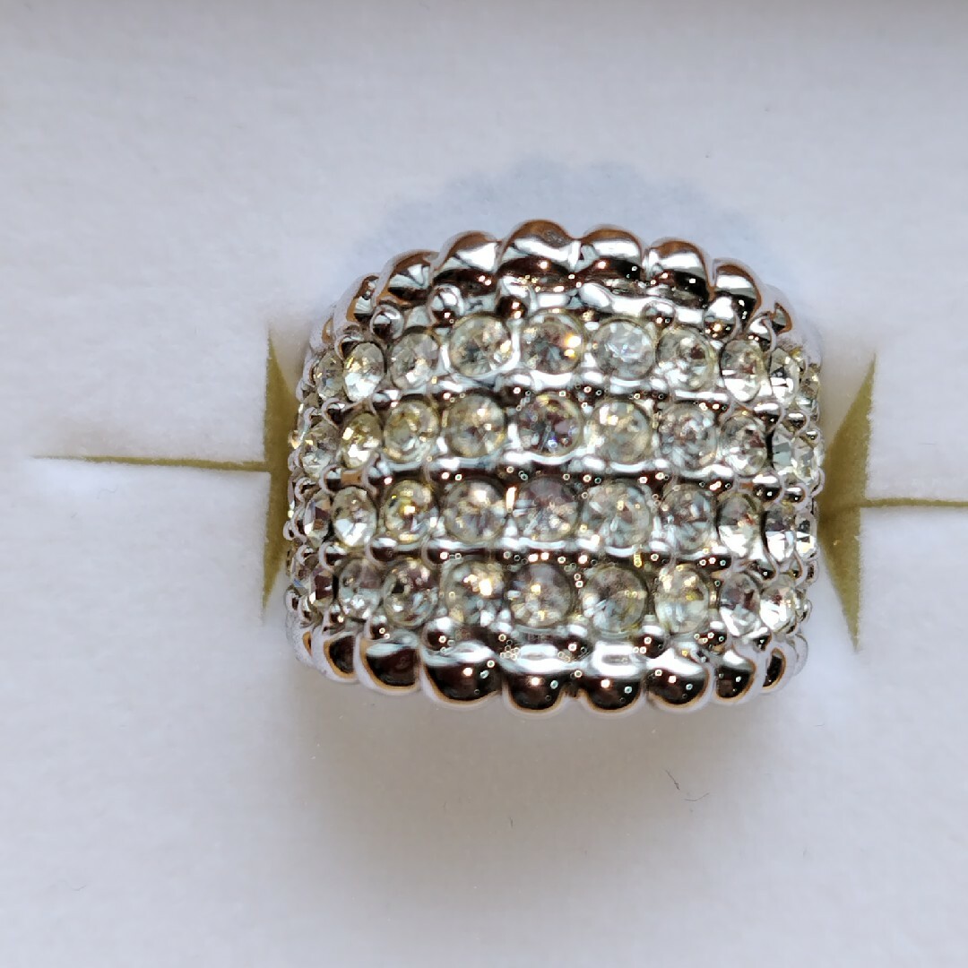 ゴージャス　大きな指輪　フェイクダイヤがいっぱい！ レディースのアクセサリー(リング(指輪))の商品写真