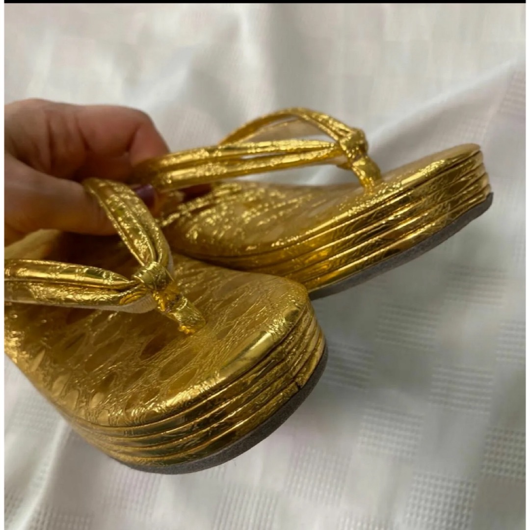 ゴールドの型押し柄草履　ヒール高め　ハイヒール草履　フォーマル　 小物 着物  レディースの靴/シューズ(下駄/草履)の商品写真
