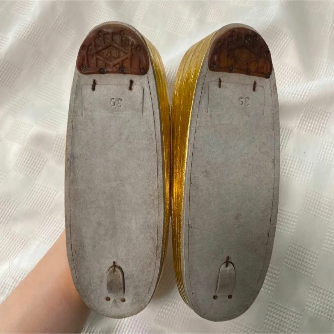 ゴールドの型押し柄草履　ヒール高め　ハイヒール草履　フォーマル　 小物 着物  レディースの靴/シューズ(下駄/草履)の商品写真