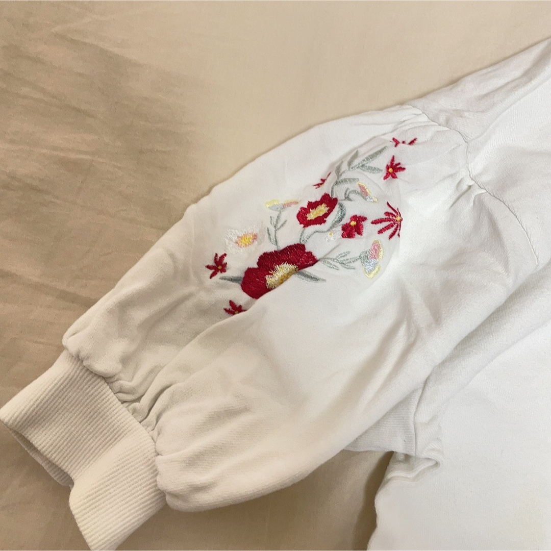 HONEYS(ハニーズ)のハニーズ　ホワイト　白　Tシャツ　花　刺繍　トップス　honeys レディースのトップス(Tシャツ(長袖/七分))の商品写真