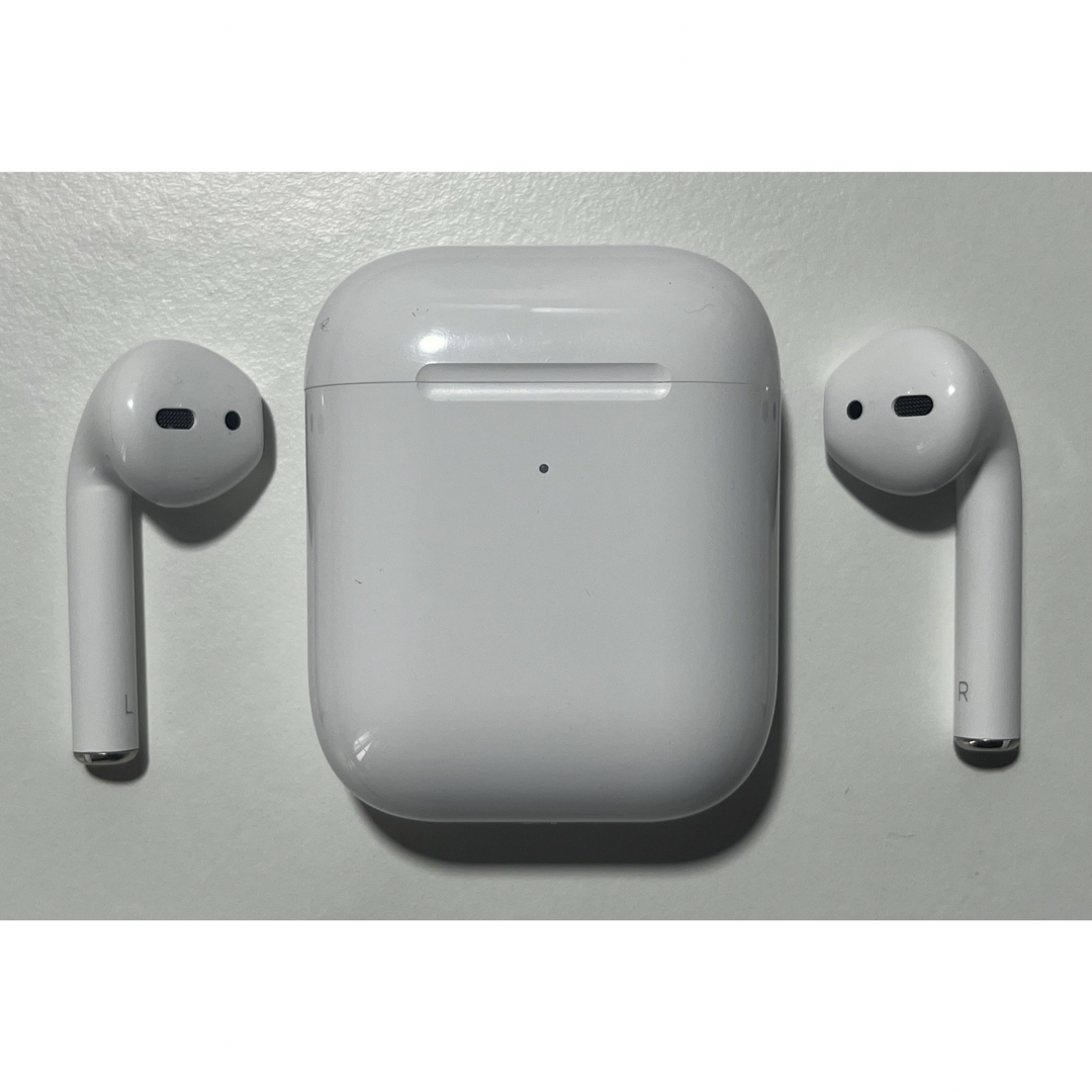 Apple(アップル)のApple Air Pods 第2世代 A2698 ワイヤレスイヤホン スマホ/家電/カメラのオーディオ機器(ヘッドフォン/イヤフォン)の商品写真