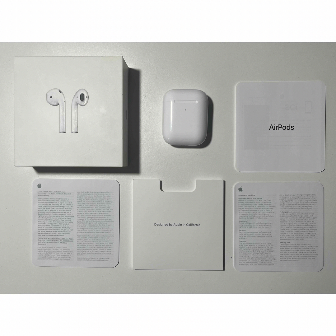 Apple(アップル)のApple Air Pods 第2世代 A2698 ワイヤレスイヤホン スマホ/家電/カメラのオーディオ機器(ヘッドフォン/イヤフォン)の商品写真