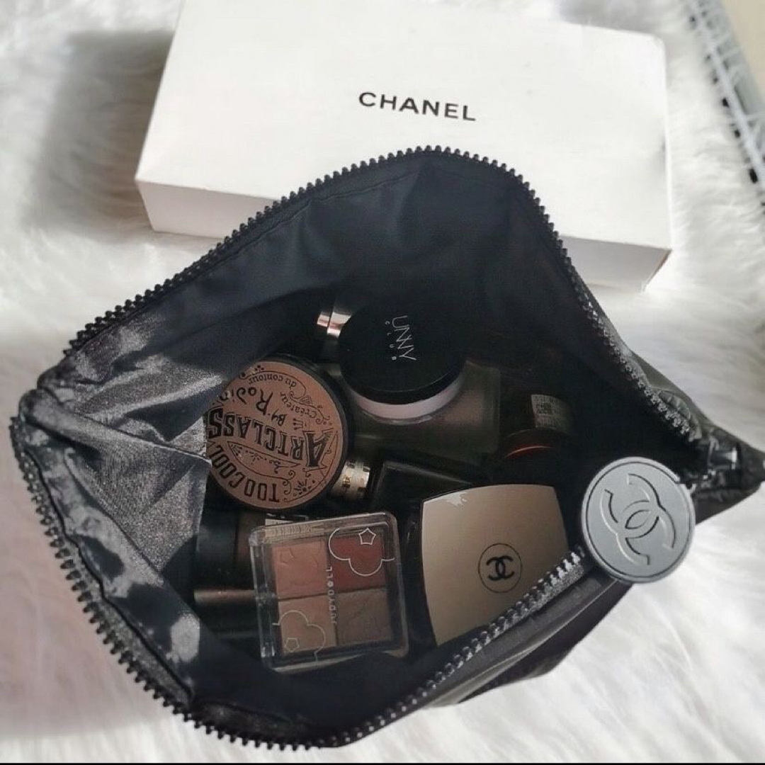 CHANEL(シャネル)の期間限定価格　大人気大容量　CHANELシャネル 化粧ポーチ  ノベルティ  黒 レディースのファッション小物(ポーチ)の商品写真