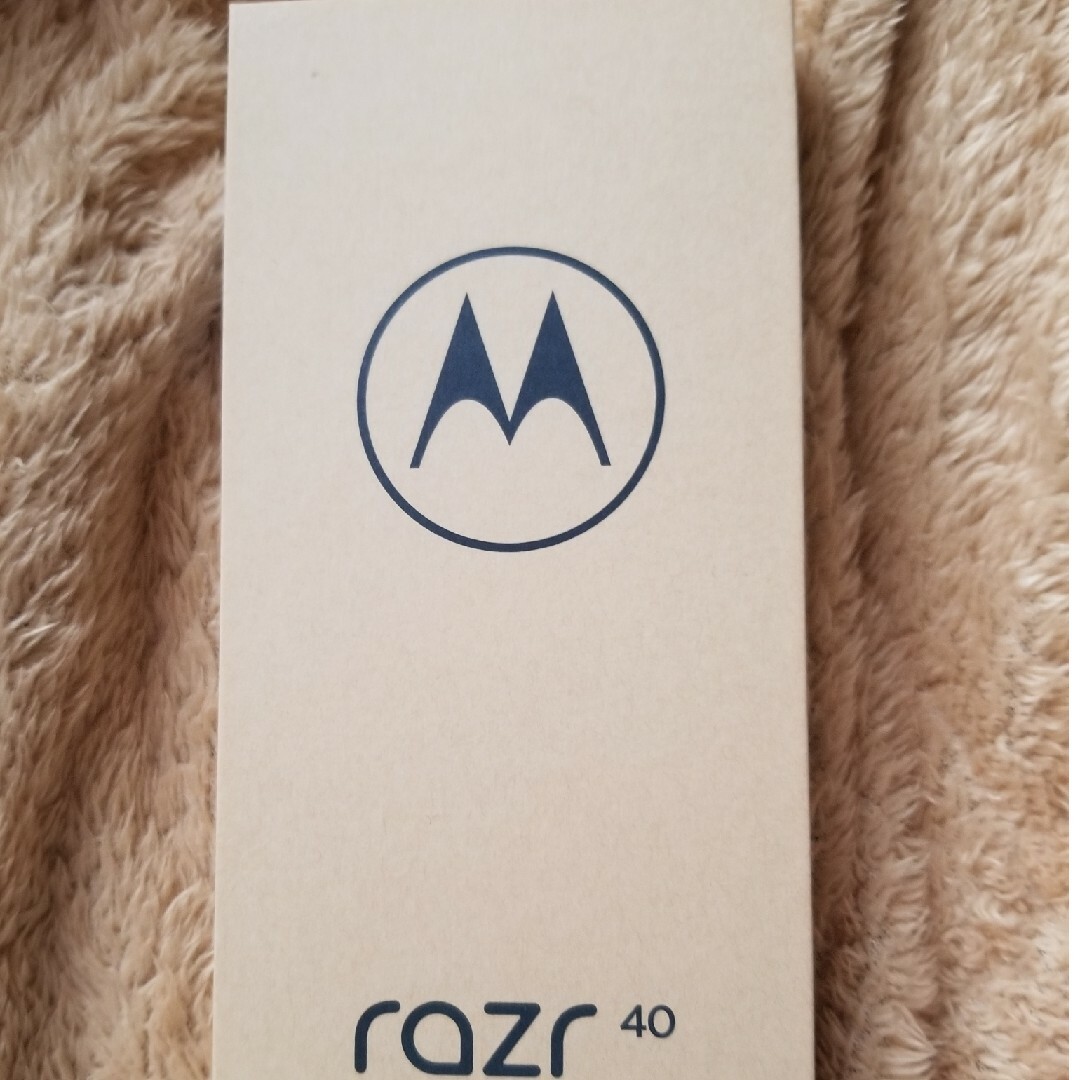 motorola razr 40 セージグリーン　SIMフリー スマホ/家電/カメラのスマートフォン/携帯電話(スマートフォン本体)の商品写真