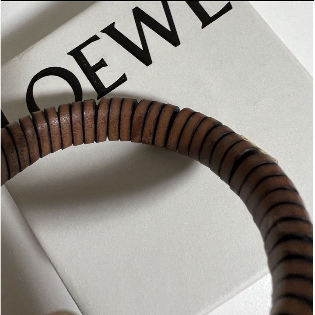 LOEWE(ロエベ)のLOEWE ロエベ  ウーブン バングル レザーバングル タン M レディースのアクセサリー(ブレスレット/バングル)の商品写真