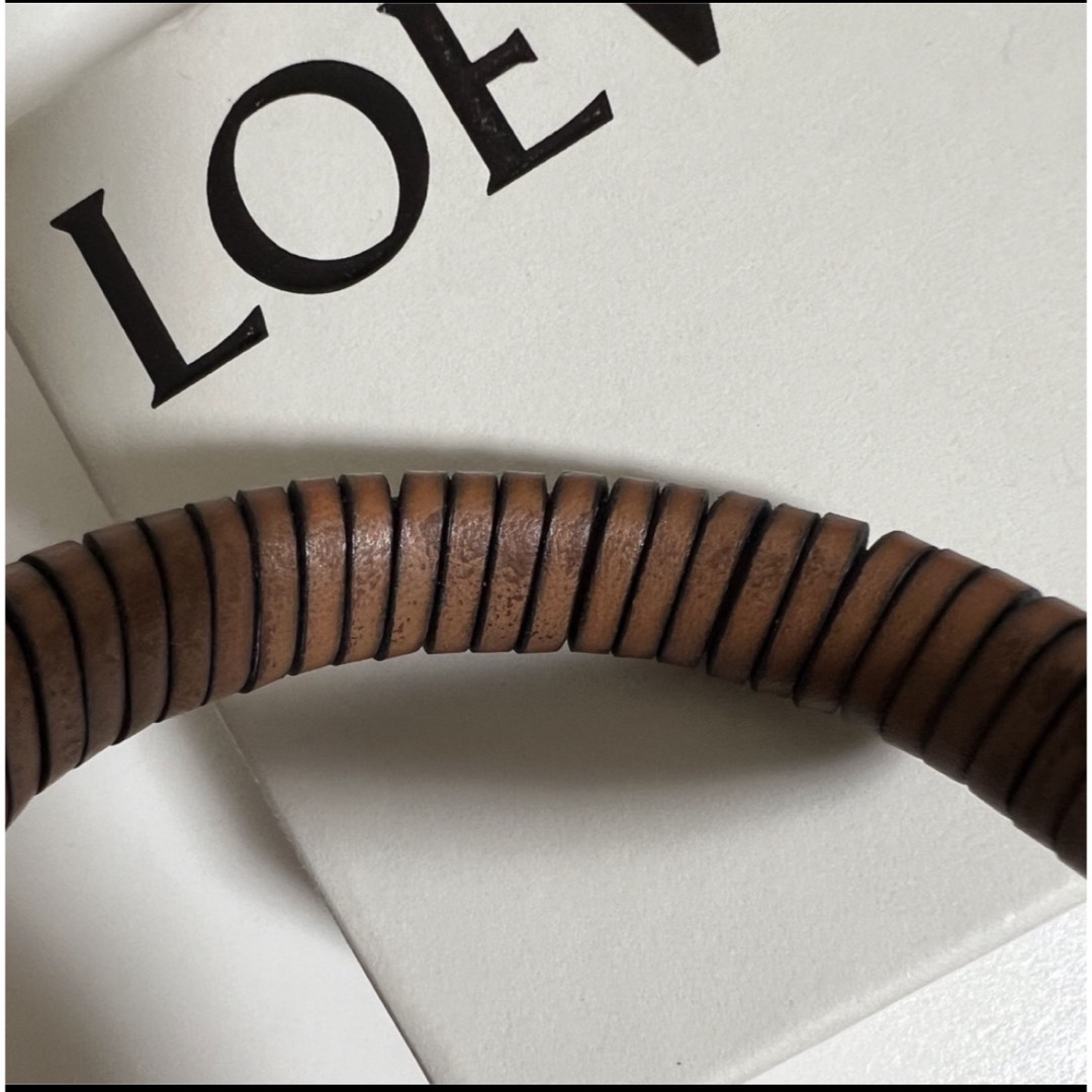 LOEWE(ロエベ)のLOEWE ロエベ  ウーブン バングル レザーバングル タン M レディースのアクセサリー(ブレスレット/バングル)の商品写真