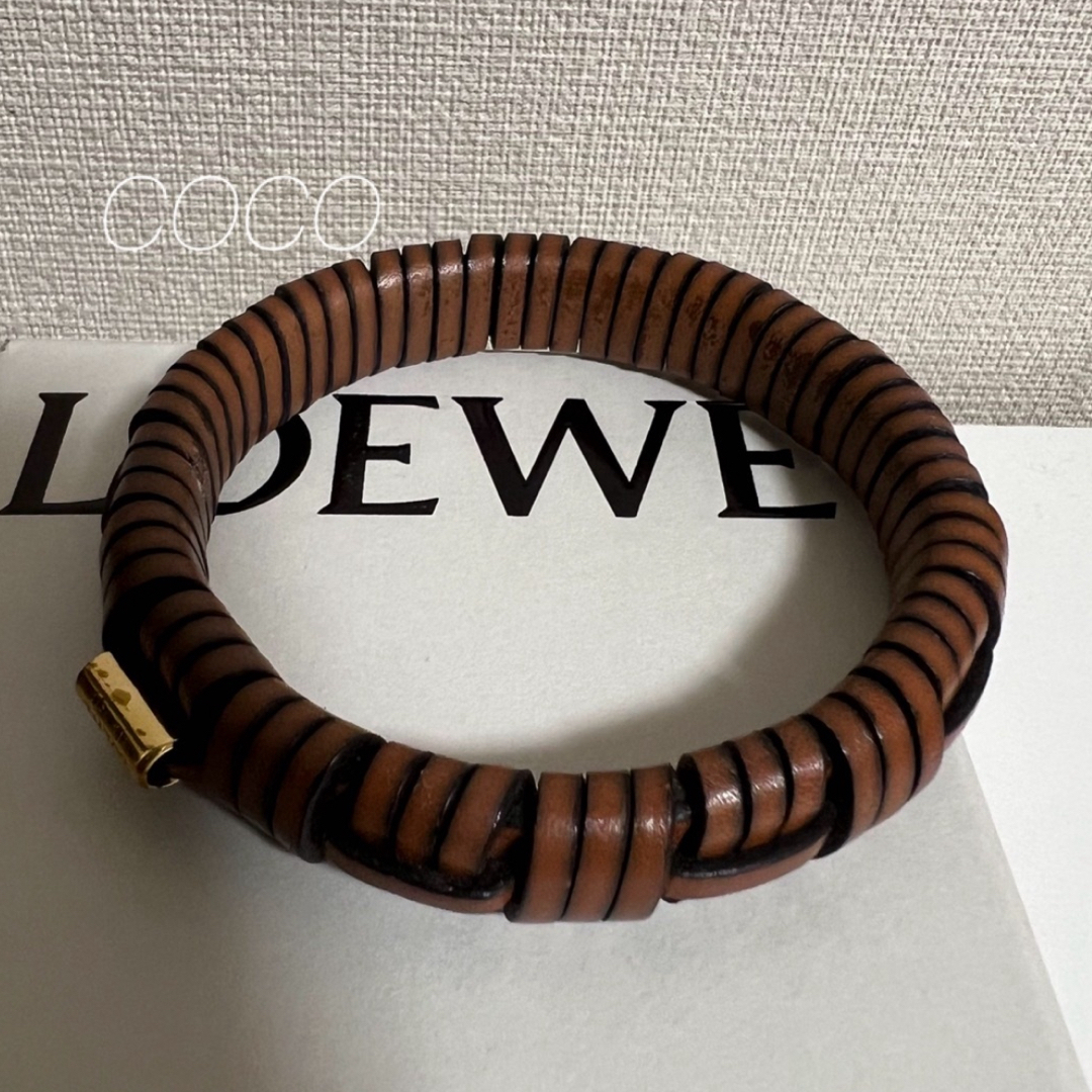 LOEWE(ロエベ)のLOEWE ロエベ  ウーブン バングル レザーバングル タン M レディースのアクセサリー(ブレスレット/バングル)の商品写真