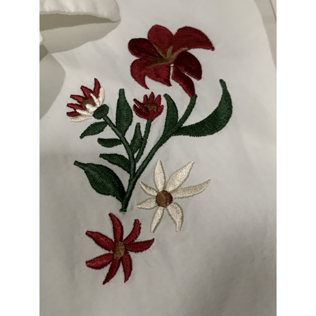 レディース　白シャツ　花刺繍　 レディースのトップス(シャツ/ブラウス(長袖/七分))の商品写真