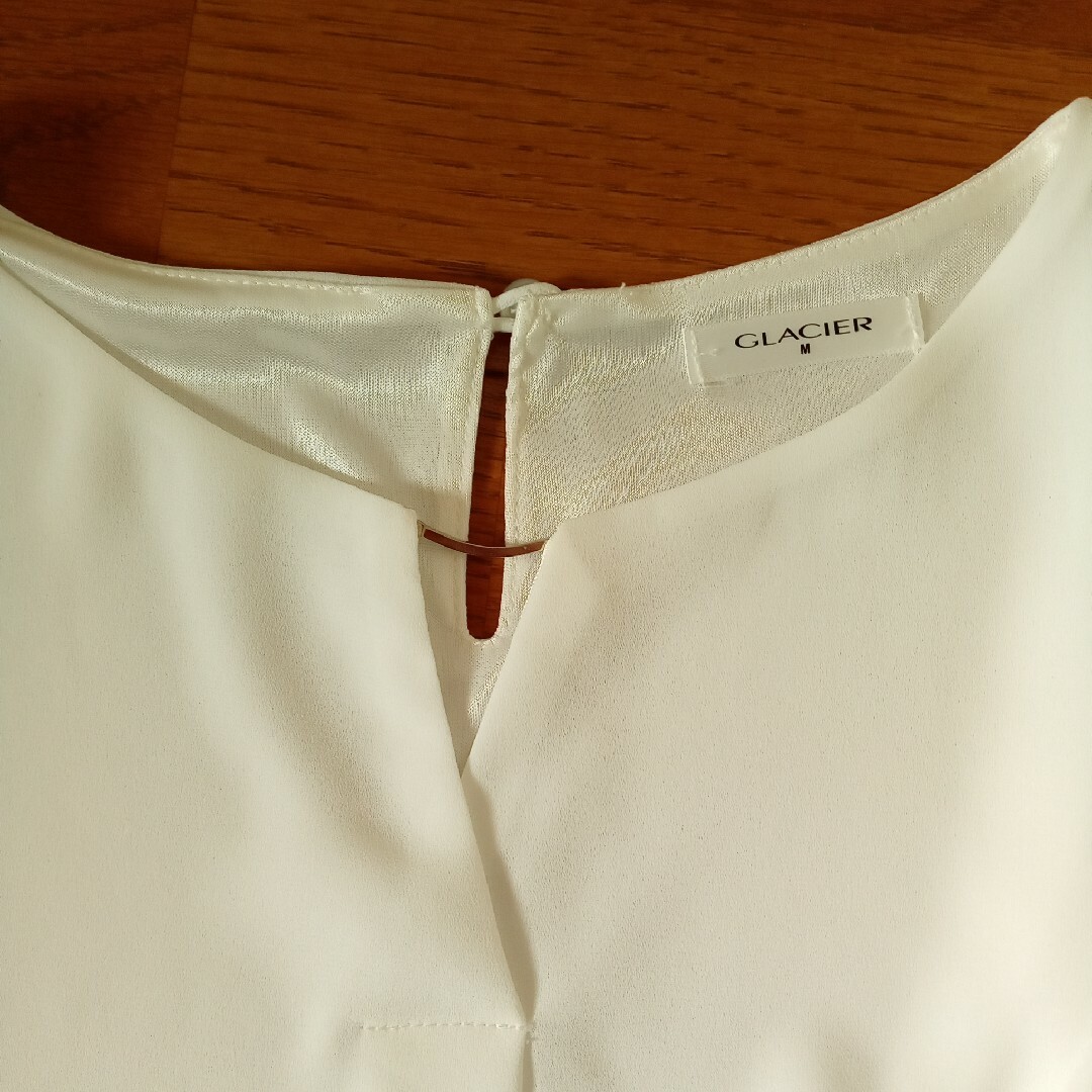 HONEYS(ハニーズ)のレディース　ブラウス　半袖　白　М レディースのトップス(シャツ/ブラウス(半袖/袖なし))の商品写真